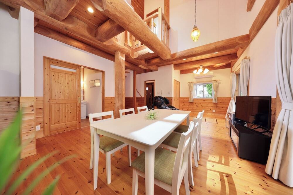 客室内のダイニングエリア