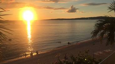 施設の正面 (日没後) / 1