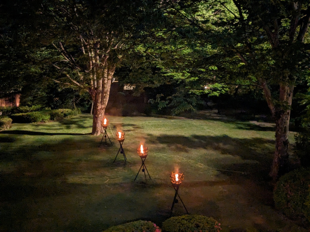 夜には庭園に篝火も焚かれ雰囲気抜群