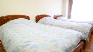 4 人部屋 (ハウスキーピングは有料オプション)