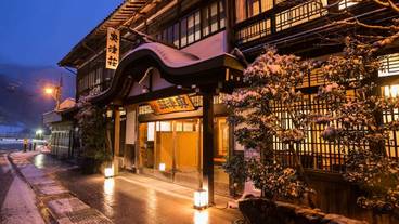 施設の正面 (日没後) / 1