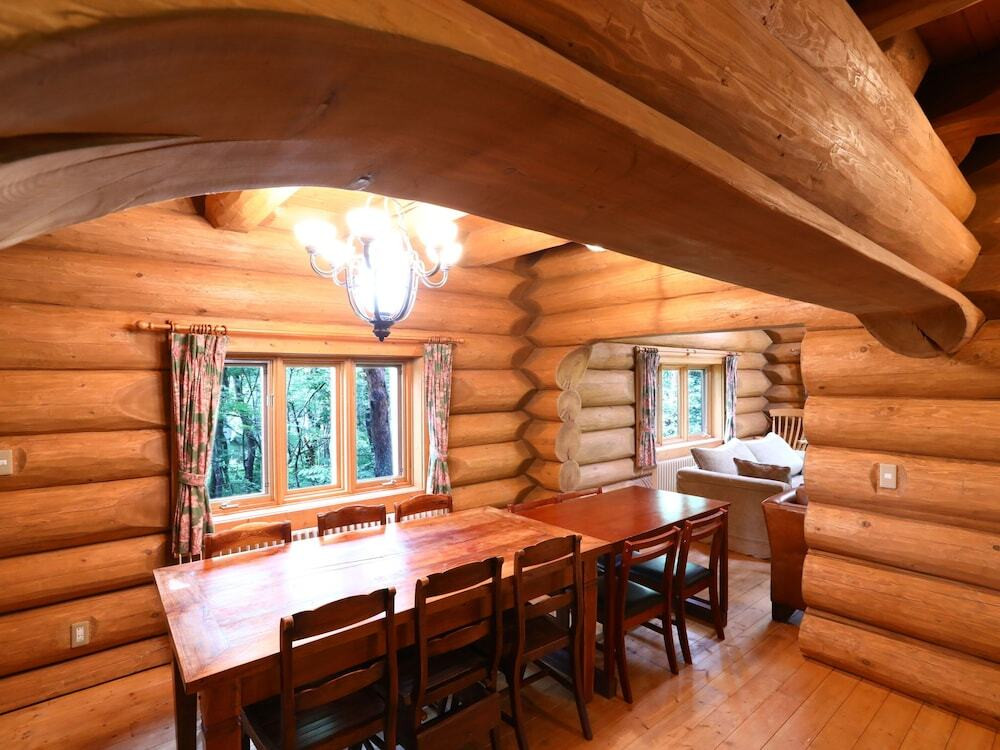 客室内のダイニングエリア