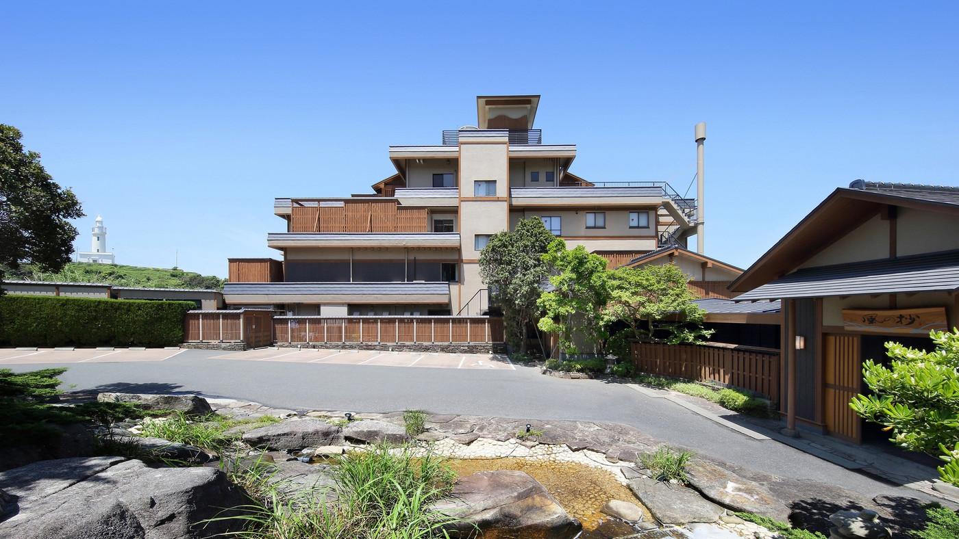 2. 白亜の灯台がすぐそこに…リゾート気分にひたれる「ホテル洲の崎 風の抄」3385589