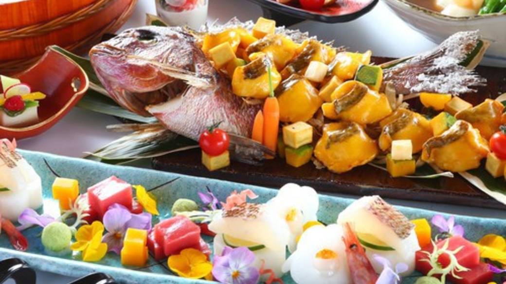 ローストビーフも並ぶ
豪華ビュッフェの夕食 / 1