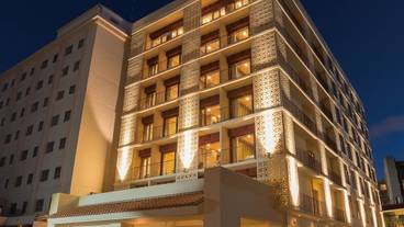 施設の正面 (日没後) / 1