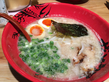 「ラー麺 ずんどう屋 京都三条店」料理 944379 味玉ラーメン ちぢれ麺、背脂まみれ、もやし 800円