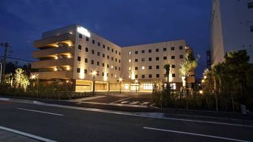 施設の正面 (日没後) / 1