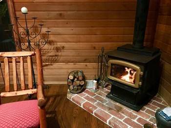 薪ストーブの炎に魅せられるリビング3486634