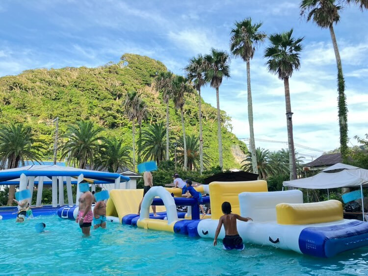 夏季限定プール「鴨川ウォーターアイランド」。子ども達はウォータースライダーでは大はしゃぎ。