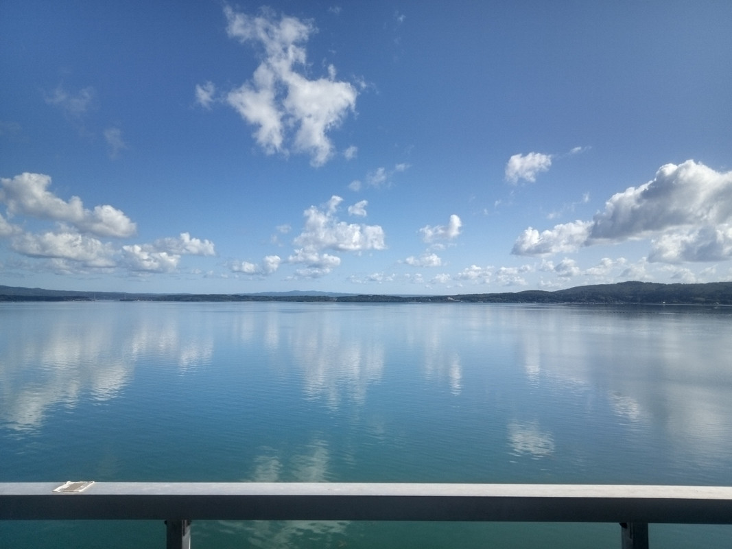 部屋からの眺め。鏡のような海です。