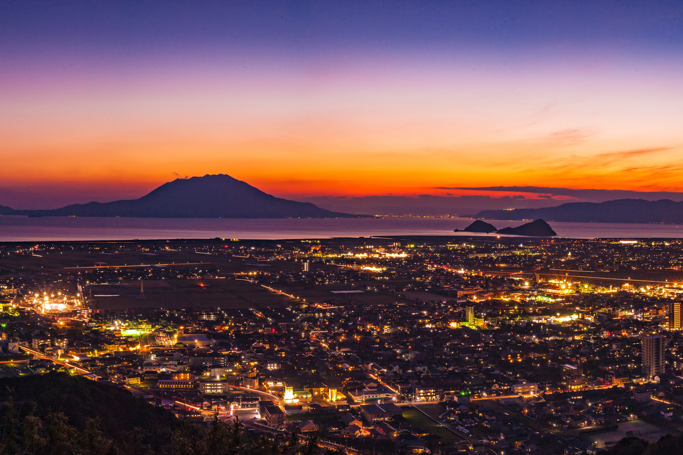 鹿児島県国分城山公園から見る国分市街地と錦江湾・桜島ジオパークの夕景