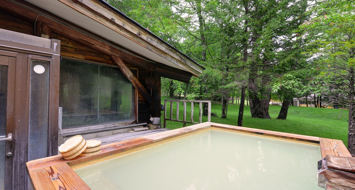 晴れた日の夜には、露天風呂から満天の星を眺めて4253831