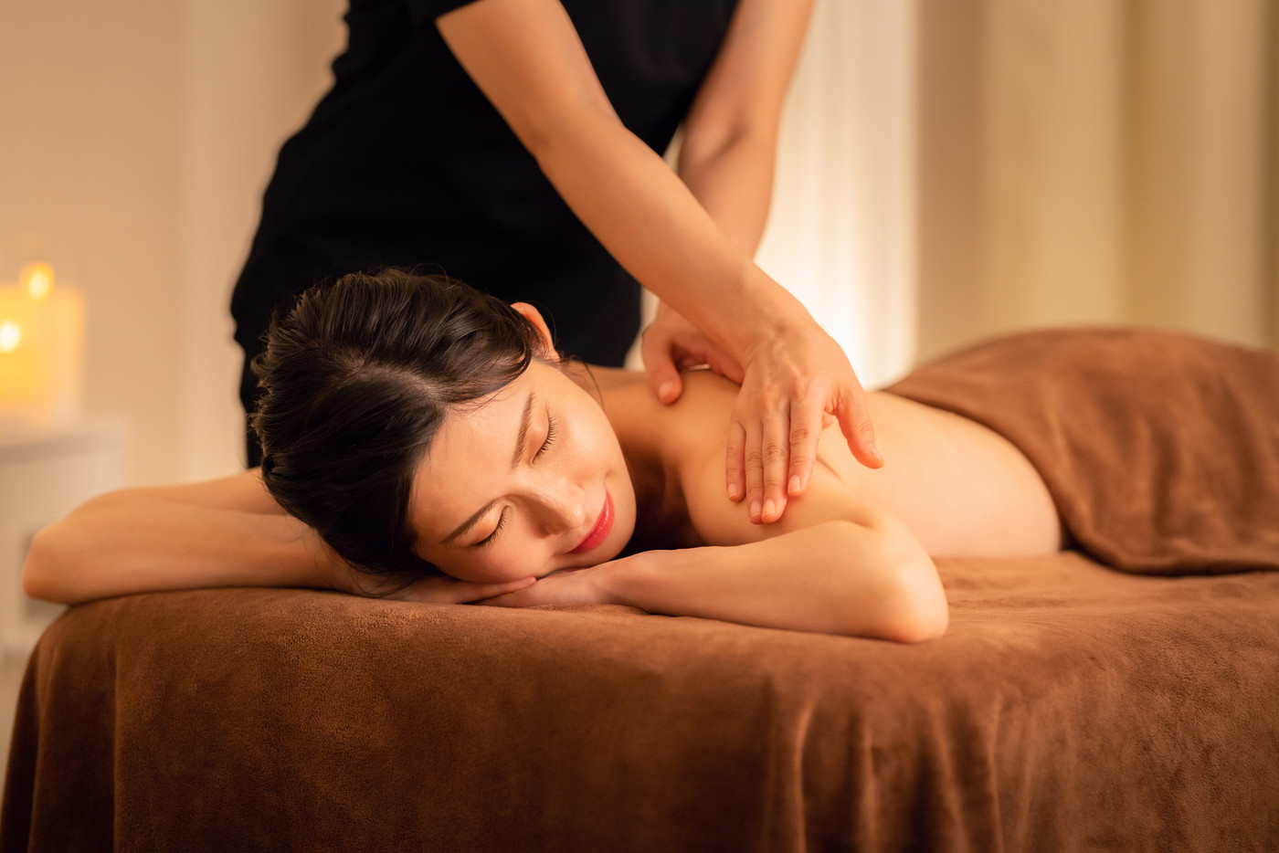 エステサロンでスキンケアをするミドルの女性