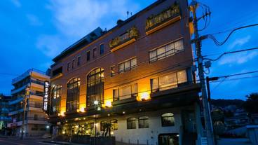 施設の正面 (日没後) / 1