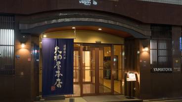 施設の正面 (日没後) / 2