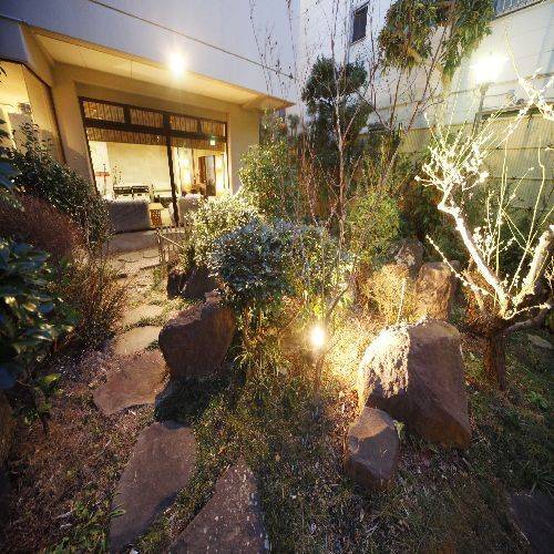 日本庭園を望む館内で
チェックイン
 / 3