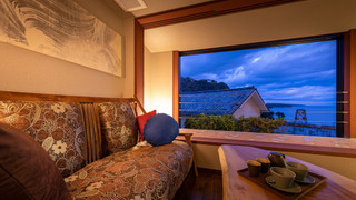 [301] 露天風呂付 キングサイズベッドルーム / 45平米 (禁煙) : 食事処