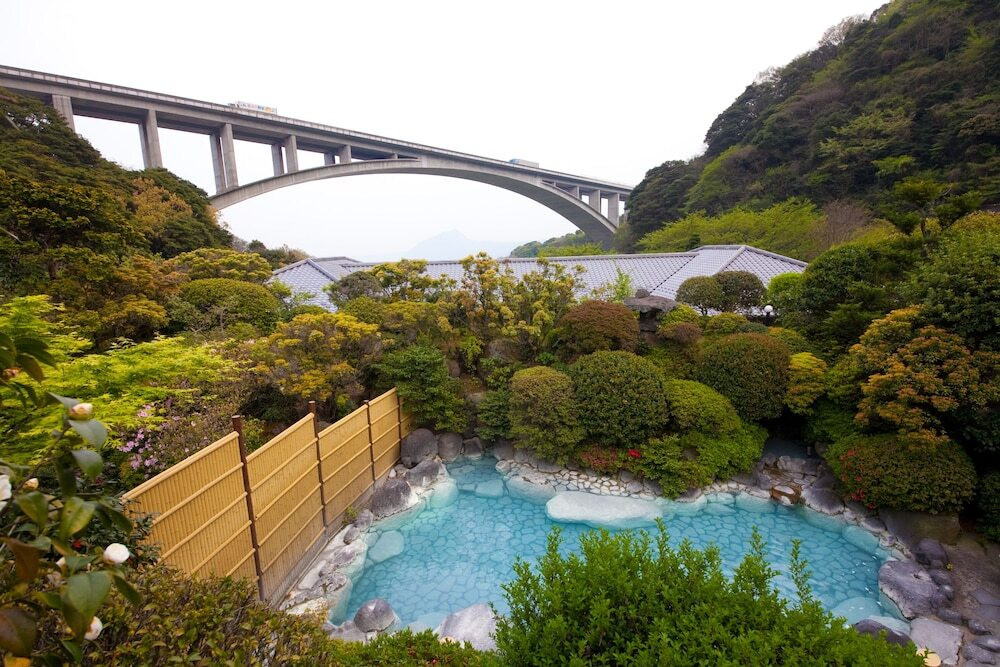 心も潤う、神秘的なミルキーブルーの温泉4231535