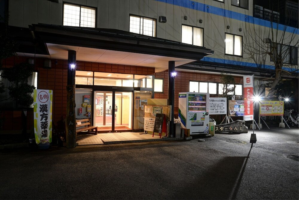 施設の正面 (日没後)