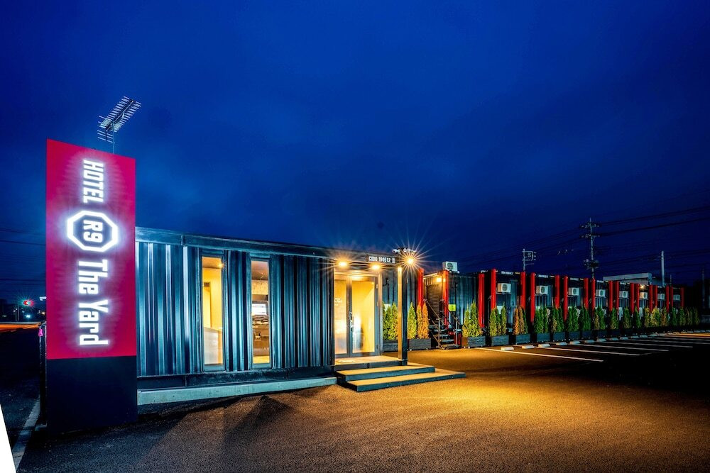 施設の正面 (日没後)