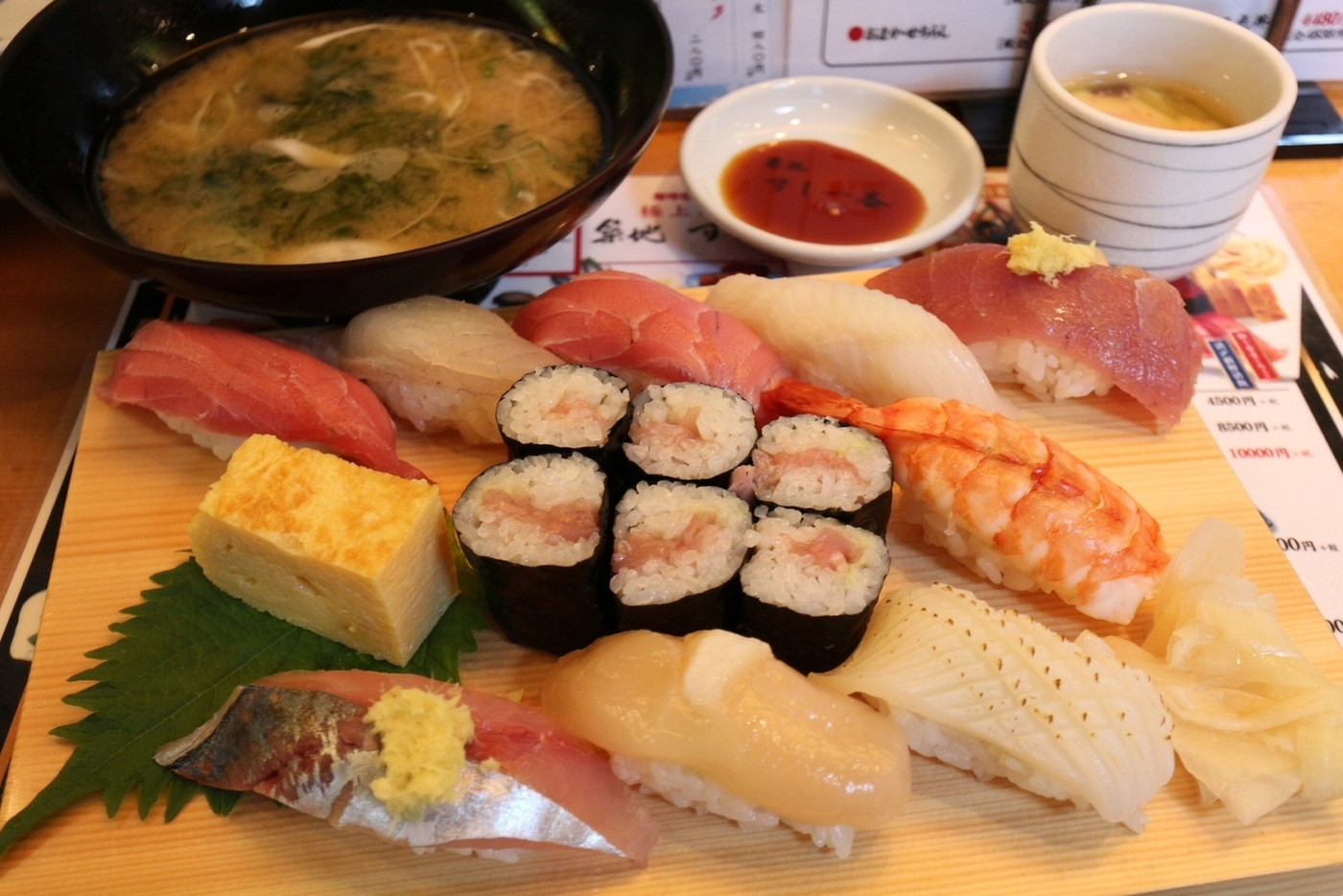 「築地 すし一番 4丁目場外市場店」料理 18417 ランチにぎり1.5人前 10貫巻物1本 2160円。