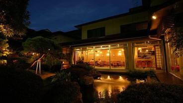 施設の正面 (日没後) / 1