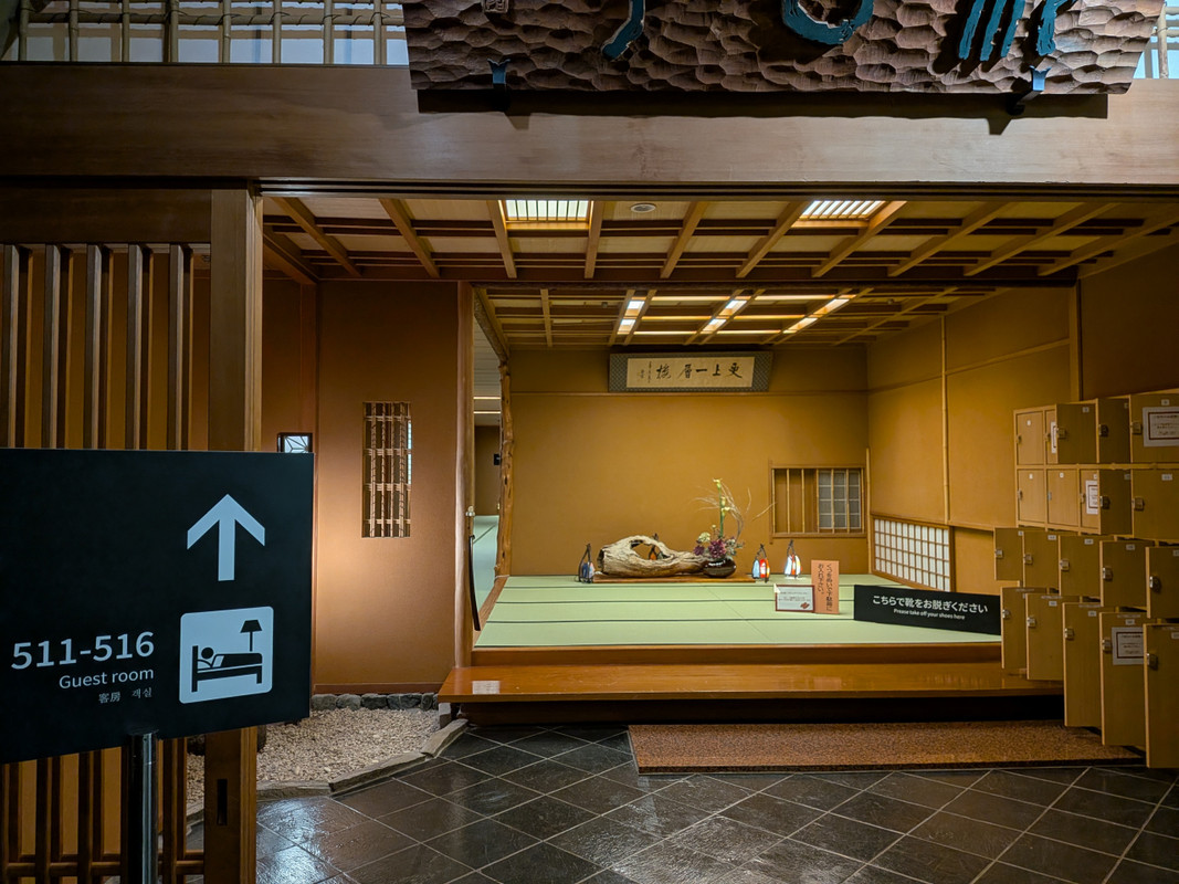 部屋の廊下へは、ここで靴やスリッパを脱いで行きます。