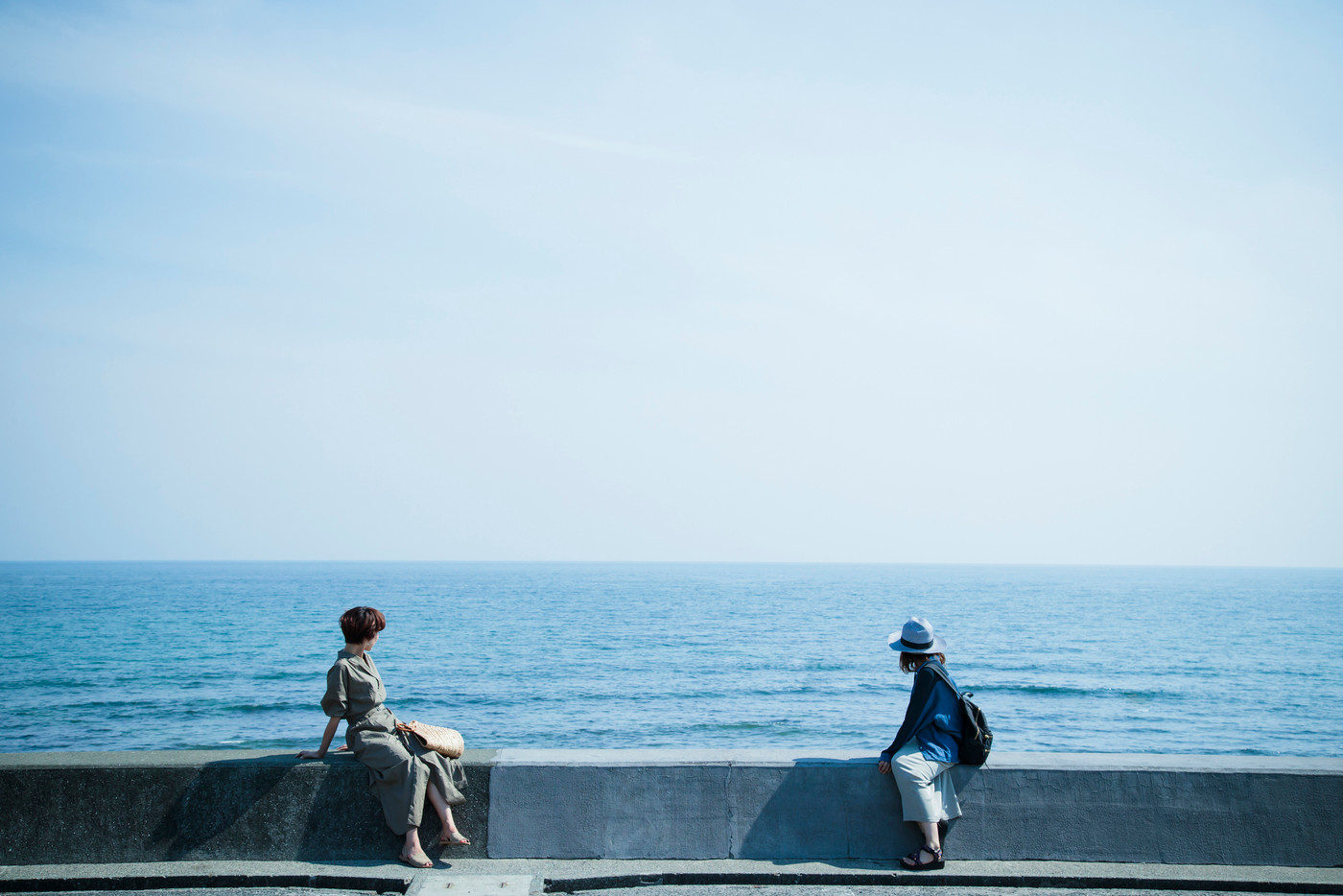女性　旅行　海　ショートトリップ　散策　散歩
