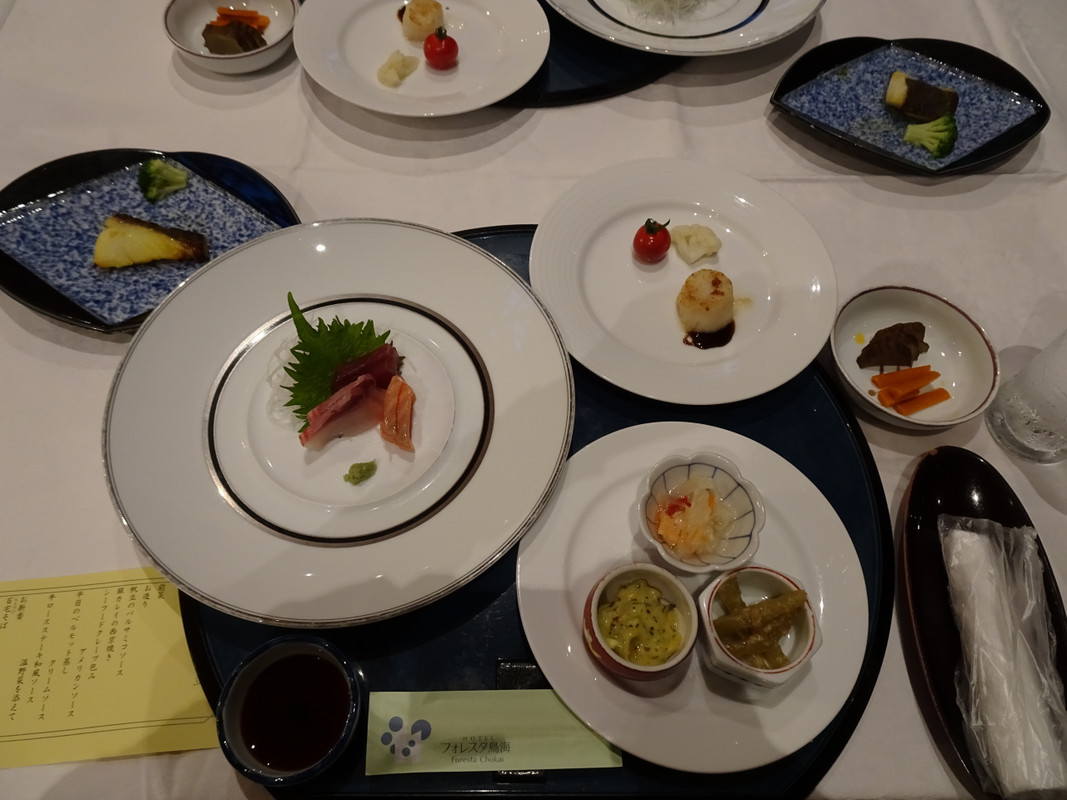 夕食はフレンチ。この後もメインやデザートまで、順に出されます