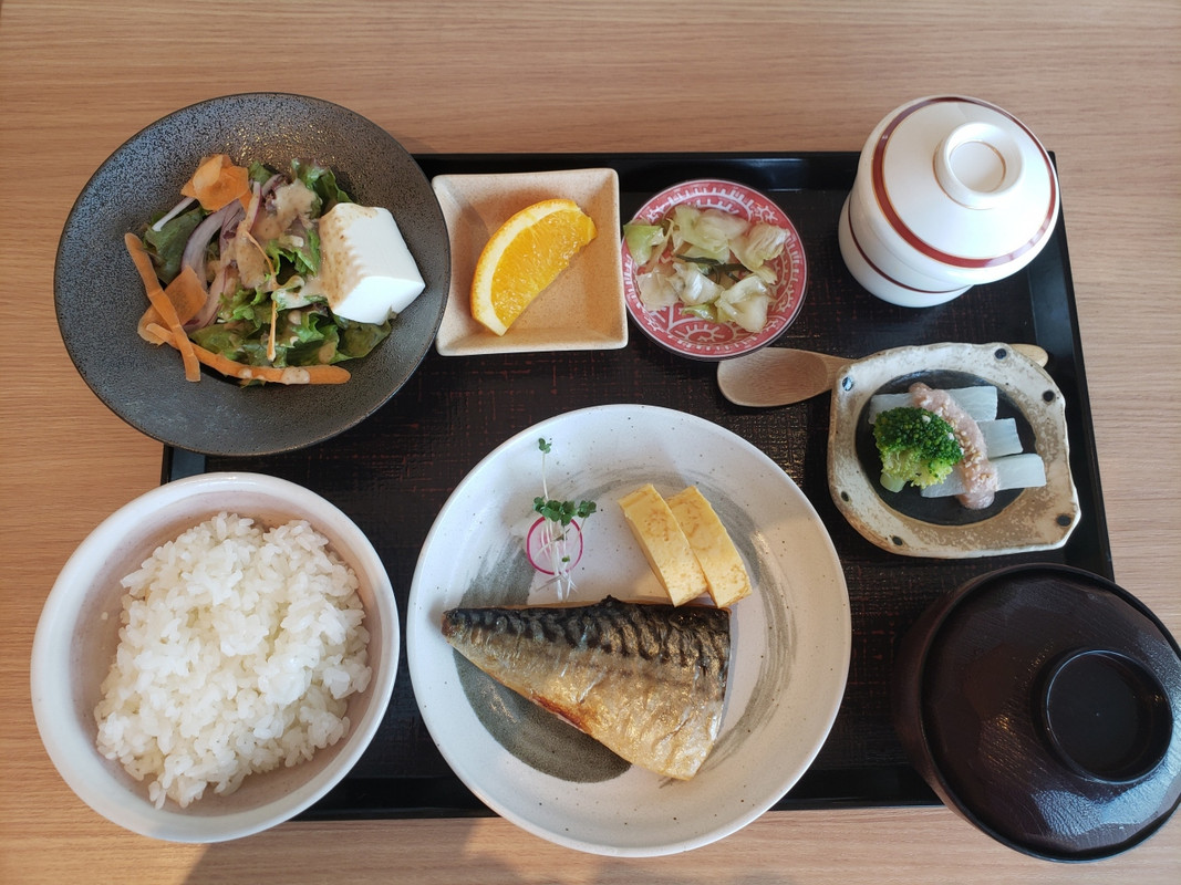 朝食です。美味しいが、ご飯に嫌なにおいが。
