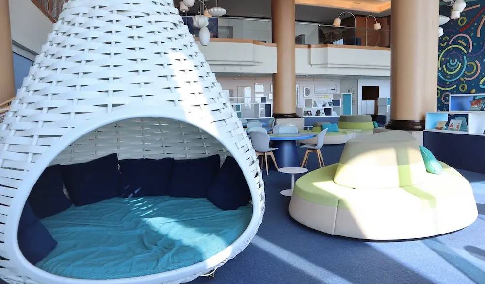 自分のスタイルで楽しめるラウンジには、ゆらゆら揺れる不思議なソファが。アクティビティで遊んだ後にここで友達や家族とごろんとくつろぎましょ。