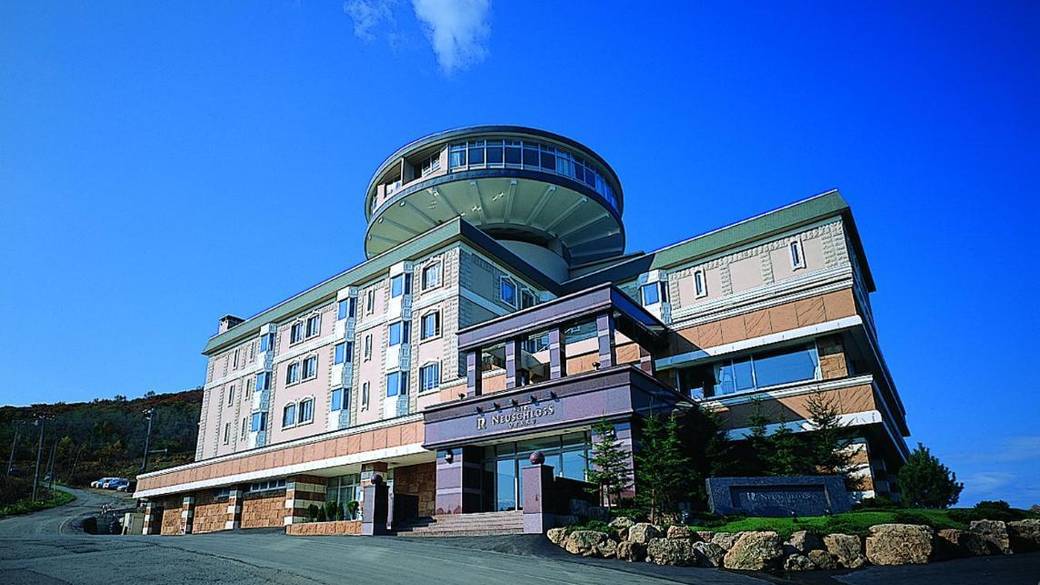 海に囲まれた岬に建つ
洋風な外観が目印 / 1