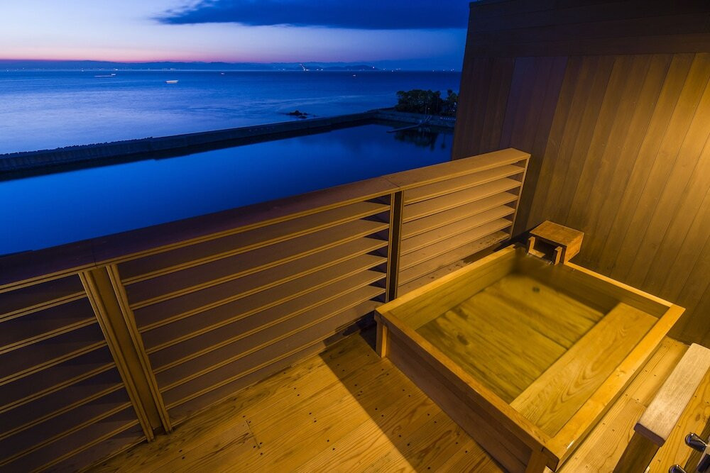 夕日に染まる海や朝日にきらめく海…。時間によって変わる絶景を2人占め4262036