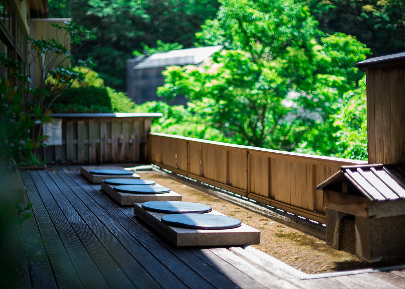 疲れた二人を癒してくれる足湯でまったり3914915