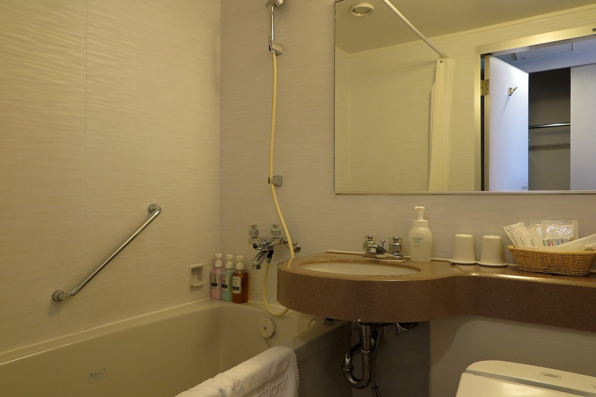 バスルームは標準的ですがアメニティは十分、温浴施設もあります