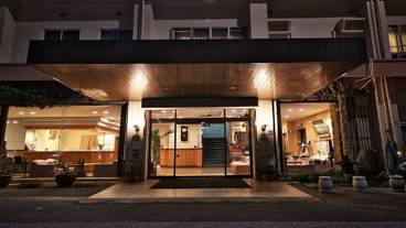 施設の正面 (日没後) / 9