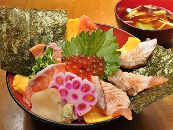 「ときすし」料理 980208 日替わり丼　サーモン親子丼[500円]脂の乗ったサーモンとイクラをお楽しみいただけます。