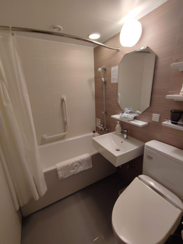 新しくて清潔なバスルームです