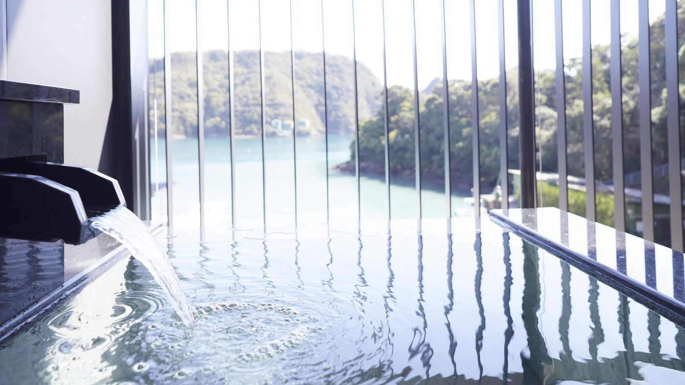 部屋の露天風呂から眺める美しい海4067844