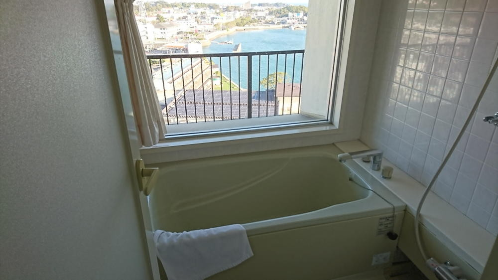 港が見えるバスルームなのだが、温泉なので結局入らず。