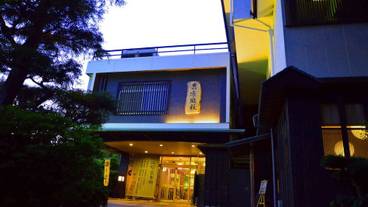 施設の正面 (日没後) / 3