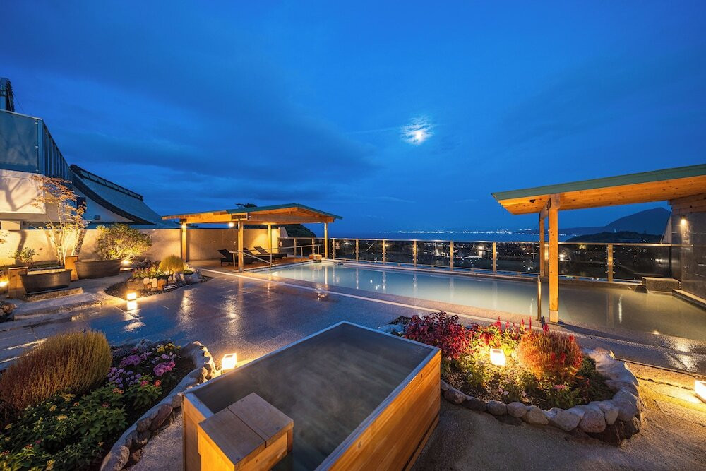 自分へのご褒美で訪れたい♡神秘的な青い温泉4262999