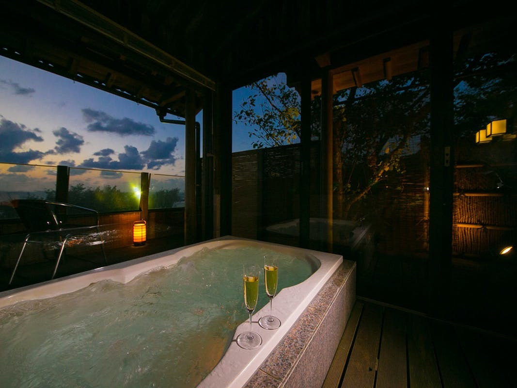 2人の思い出の曲を聴きながらプライベートジャグジーへ3482058