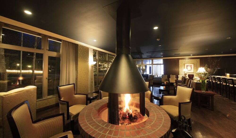 ラウンジで
ドリンクサービスを満喫 / 1