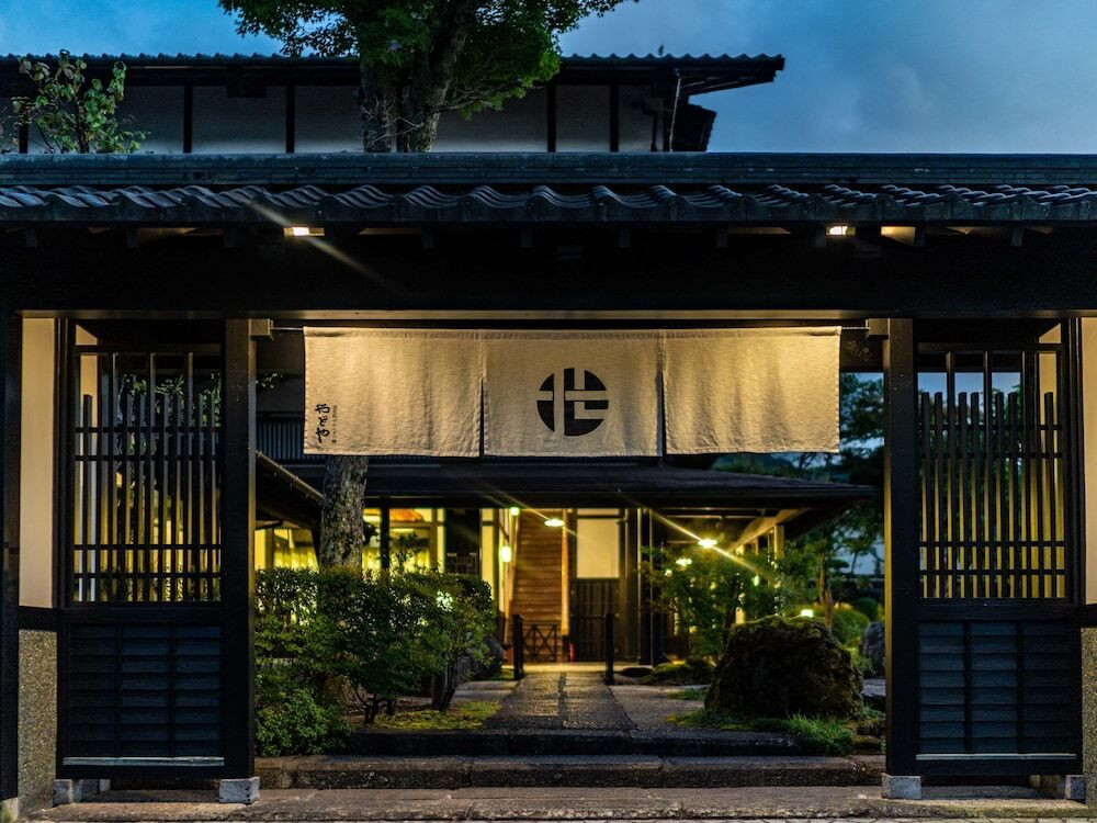 施設の正面 (日没後)