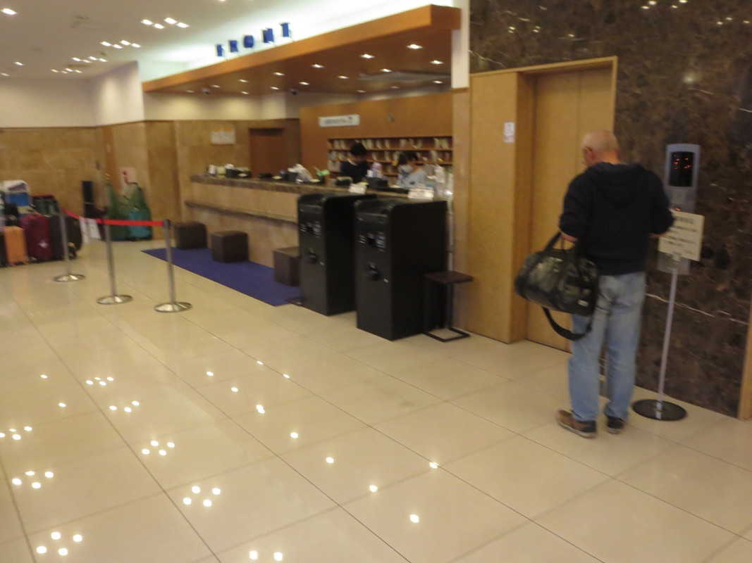 ホテルのロビーは比較的広く混雑している感じはないです。