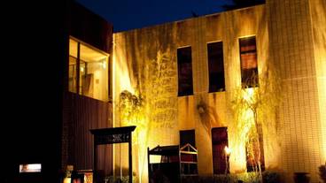 施設の正面 (日没後) / 1