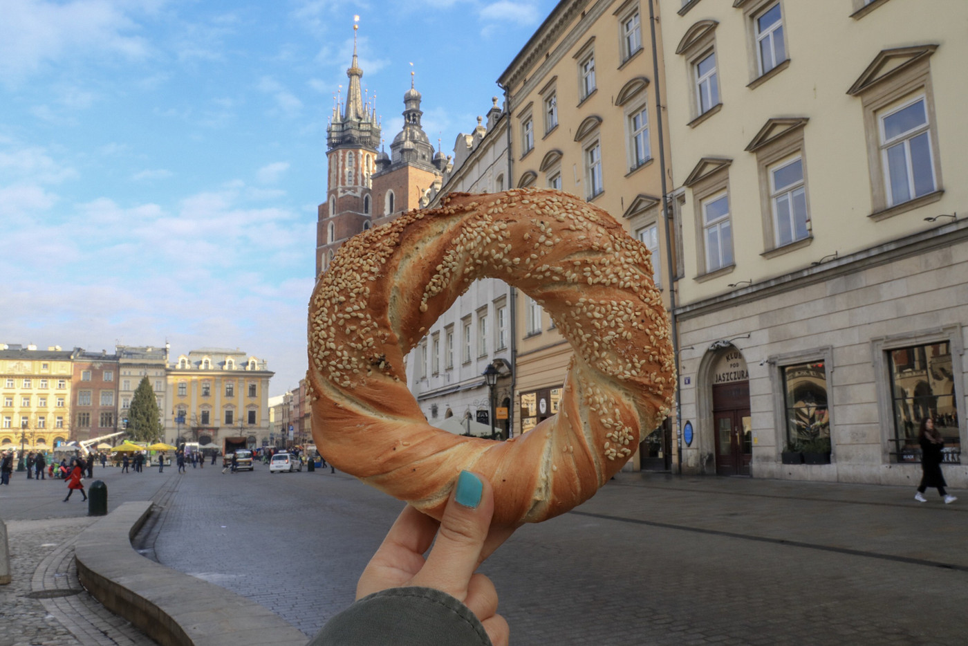 ポーランドのクラクフにはこのようなパンが路上に売っています。