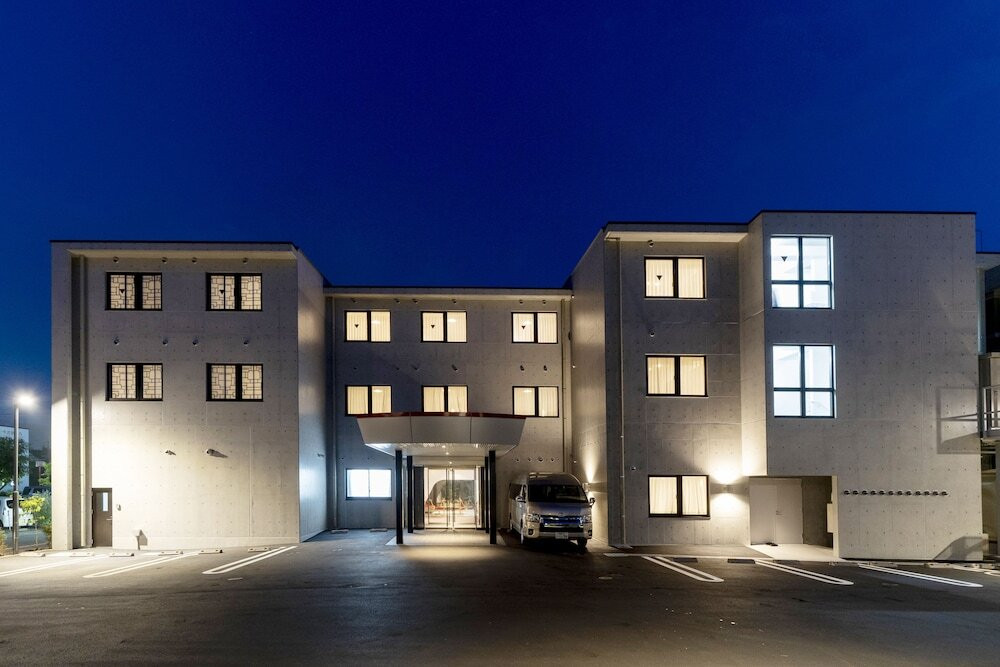 施設の正面 (日没後)