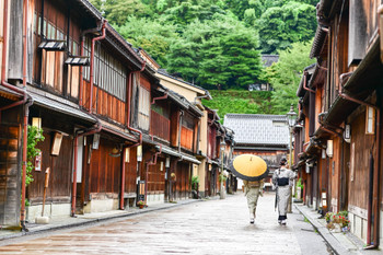 Kimono girls walking around Higashi Chaya District